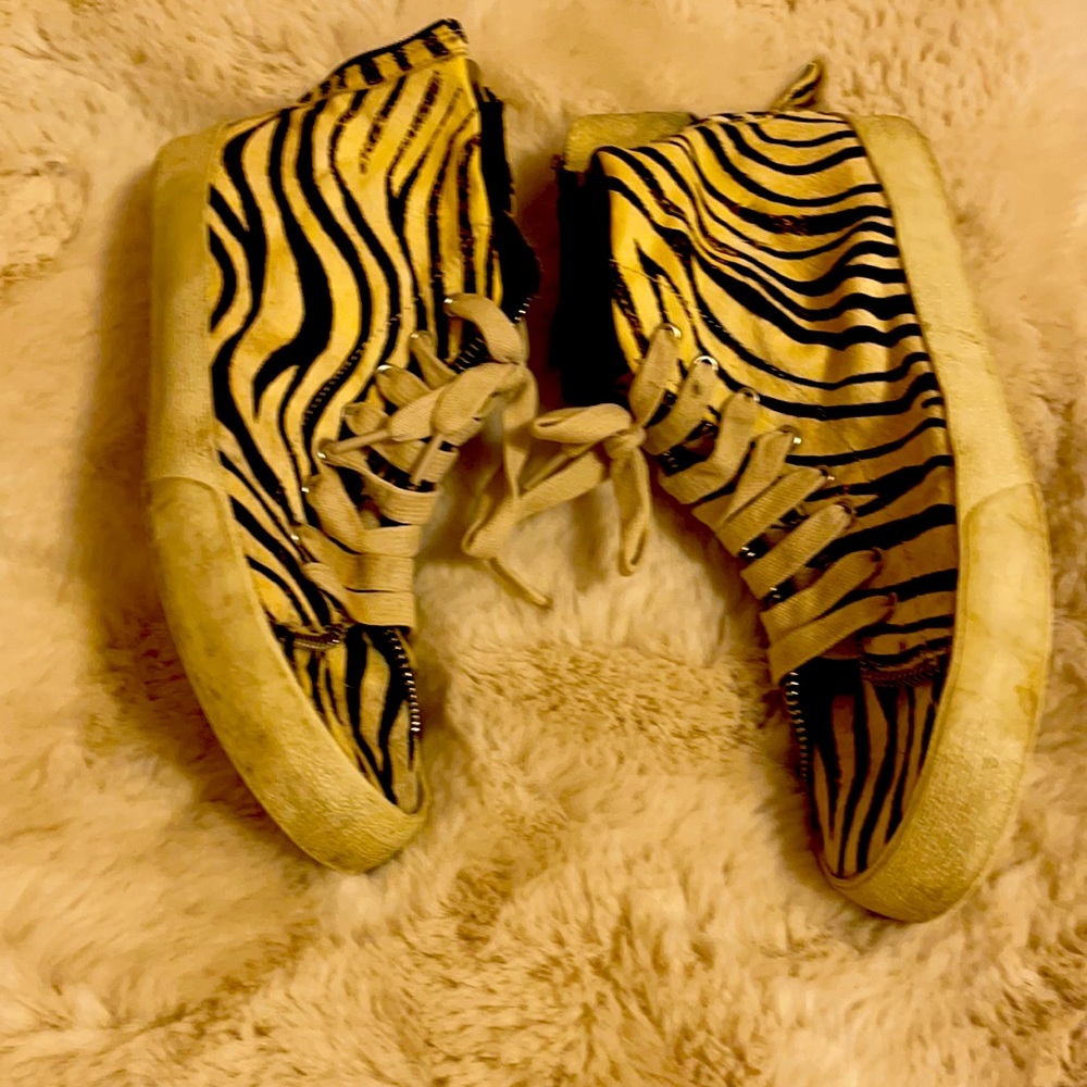 Rebecca minkoff she’s zebra size 7